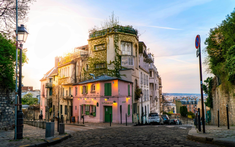 Khám phá Montmartre Paris – Nơi nghệ thuật, lịch sử và tình yêu giao hòa 7 A Peaceful Street In Montmartre, Offering A Quiet Escape From The Bustling Tourist Spots