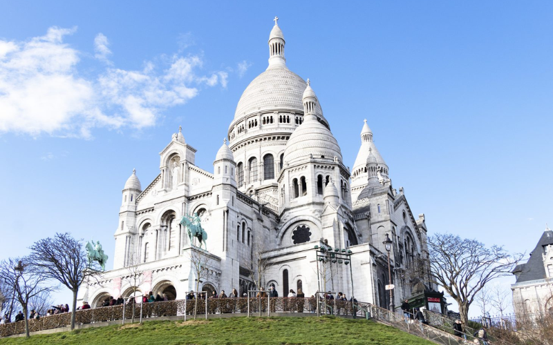 Khám phá Montmartre Paris – Nơi nghệ thuật, lịch sử và tình yêu giao hòa 2 Climbing Montmartre Hill To Enjoy Paris From Above