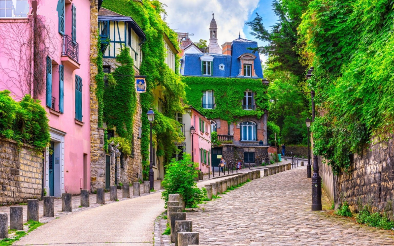 Khám phá Montmartre Paris – Nơi nghệ thuật, lịch sử và tình yêu giao hòa 3 Montmartre In Paris, Where Cobblestone Streets Reflect A Rich Artistic Past
