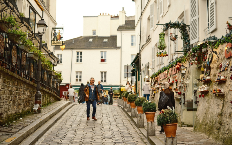 Khám phá Montmartre Paris – Nơi nghệ thuật, lịch sử và tình yêu giao hòa 8 Taking In The Unique Vibe Of Montmartre, One Step At A Time On Its Pretty Cobblestone Paths