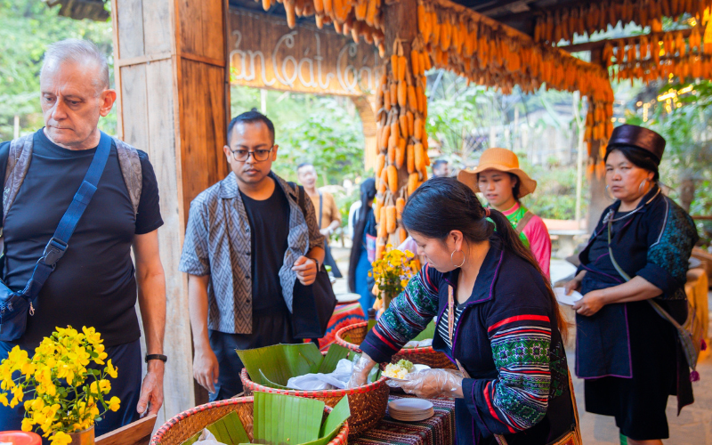 A Cultural Encounter In Cat Cat Village, Where H’mong Hospitality Turns Every Shared Moment Into A Living Tradition