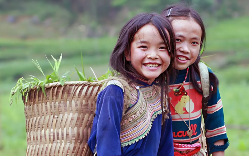 La culture de Sapa avec des récits de la vie et des traditions des ethnies des hauts plateaux du Nord 5 Children Learn Diligence, Weaving Sapa Culture Into Daily Life In Northern Highlands