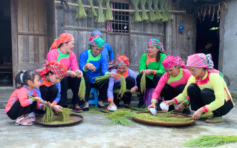 La culture de Sapa avec des récits de la vie et des traditions des ethnies des hauts plateaux du Nord 10 Giay Attire A Vibrant Narrative Of Sapa Culture And Artistic Skill