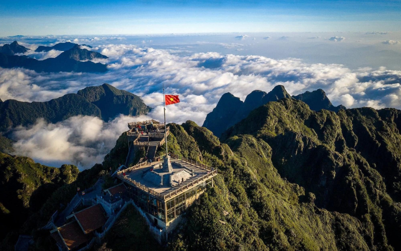 À la découverte de l’histoire de Sapa : du poste de villégiature colonial à la ville touristique en plein essor 5 The Majestic Fansipan Peak, At The Heart Of Sapa’s Transformation Into A Major Tourist Destination