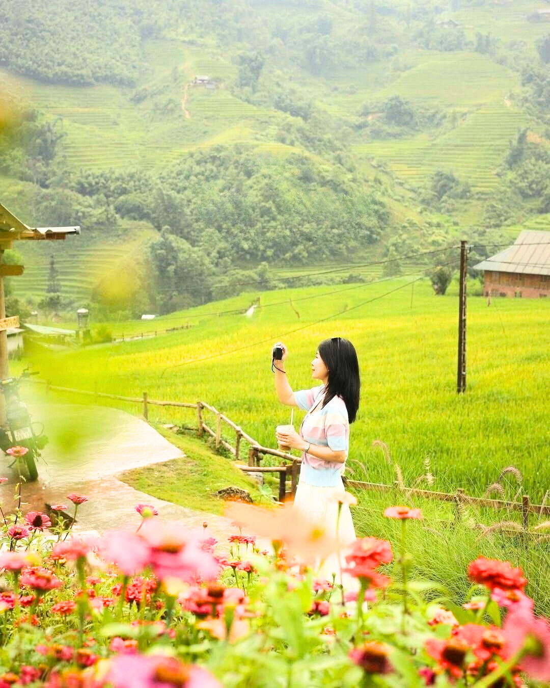 À la découverte du village de Ta Van : La beauté sauvage et la culture unique du peuple Giayy 10 A Visitor Capturing Beautiful Moments In Ta Van Village.