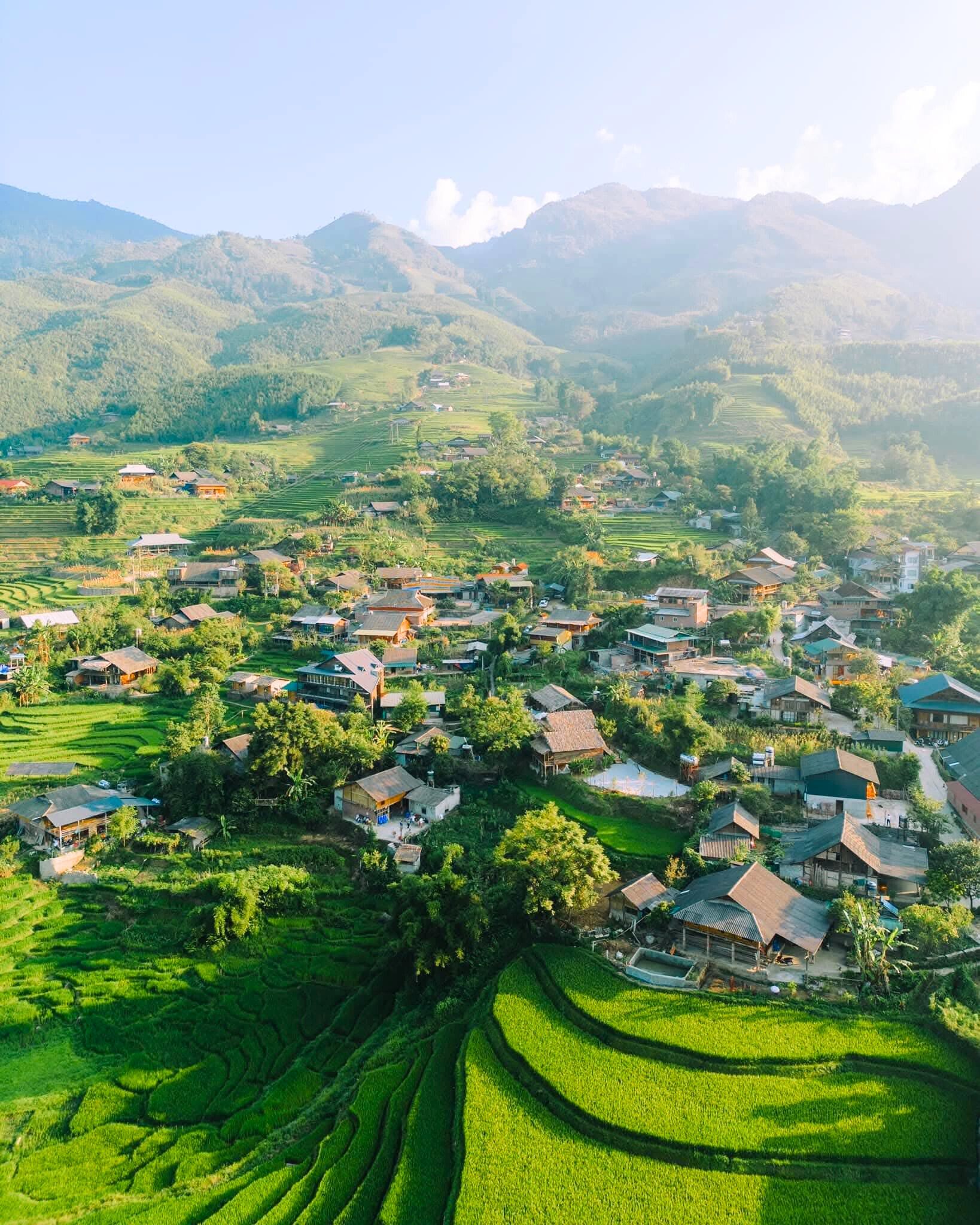 À la découverte du village de Ta Van : La beauté sauvage et la culture unique du peuple Giayy 2 Panoramic View Of Ta Van Village With Lush Terraced Fields.